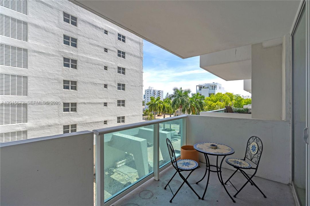 Active With Contract: $327,000 (1 beds, 1 baths, 837 Square Feet)
