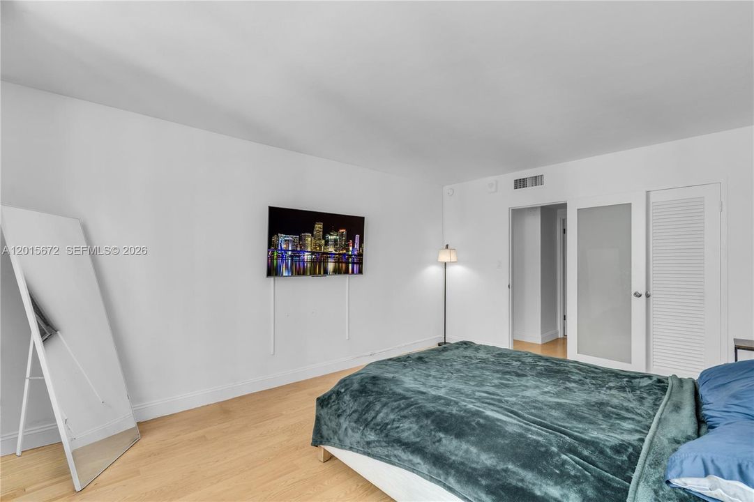 Active With Contract: $327,000 (1 beds, 1 baths, 837 Square Feet)