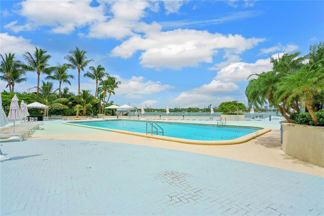 Active With Contract: $327,000 (1 beds, 1 baths, 837 Square Feet)