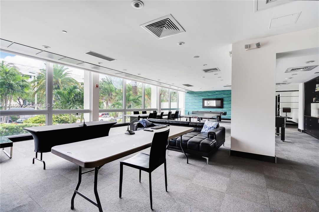 Active With Contract: $327,000 (1 beds, 1 baths, 837 Square Feet)