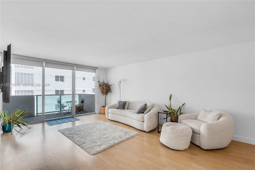 Active With Contract: $327,000 (1 beds, 1 baths, 837 Square Feet)