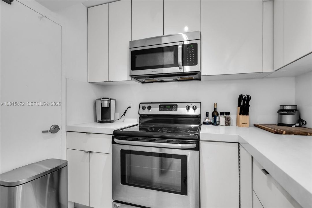Active With Contract: $327,000 (1 beds, 1 baths, 837 Square Feet)