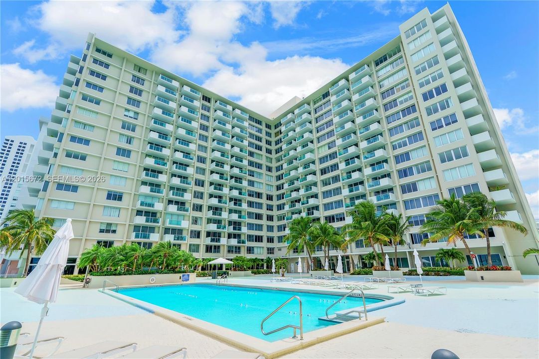 Active With Contract: $327,000 (1 beds, 1 baths, 837 Square Feet)