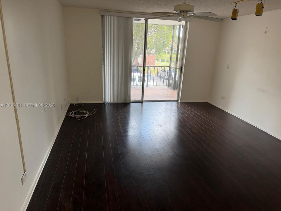 For Sale: $115,000 (1 beds, 1 baths, 800 Square Feet)