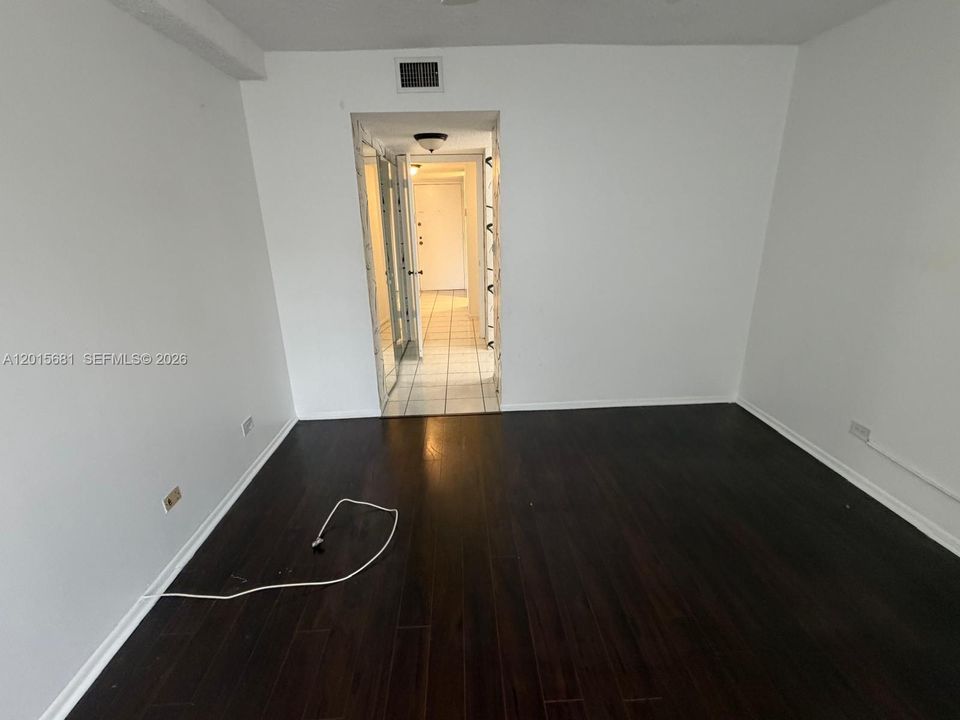 For Sale: $115,000 (1 beds, 1 baths, 800 Square Feet)