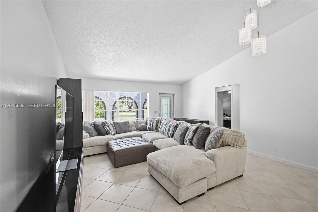 For Sale: $650,000 (3 beds, 2 baths, 1377 Square Feet)