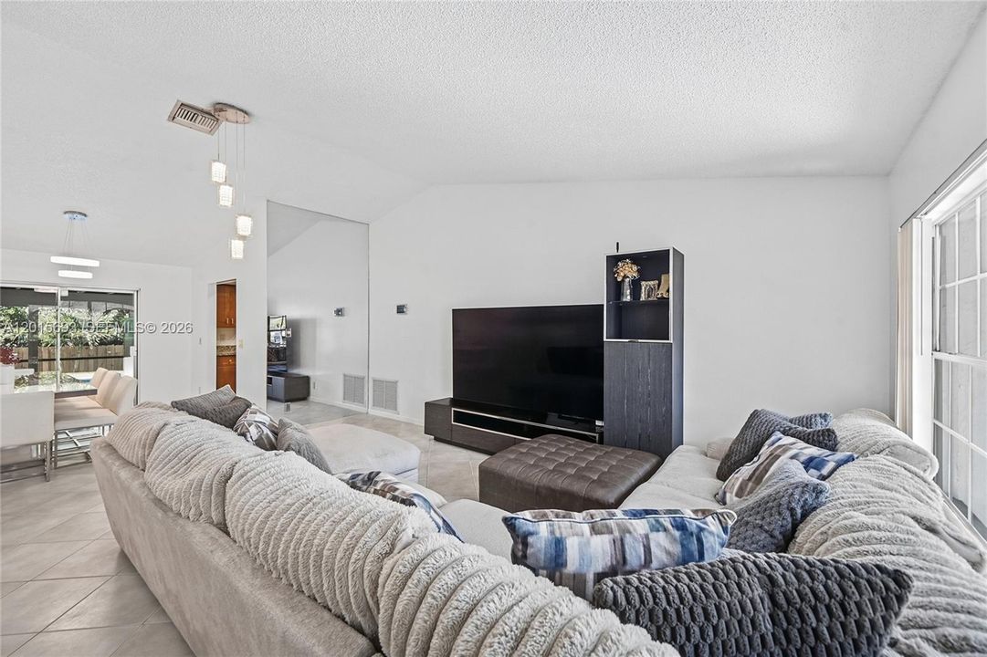 For Sale: $650,000 (3 beds, 2 baths, 1377 Square Feet)