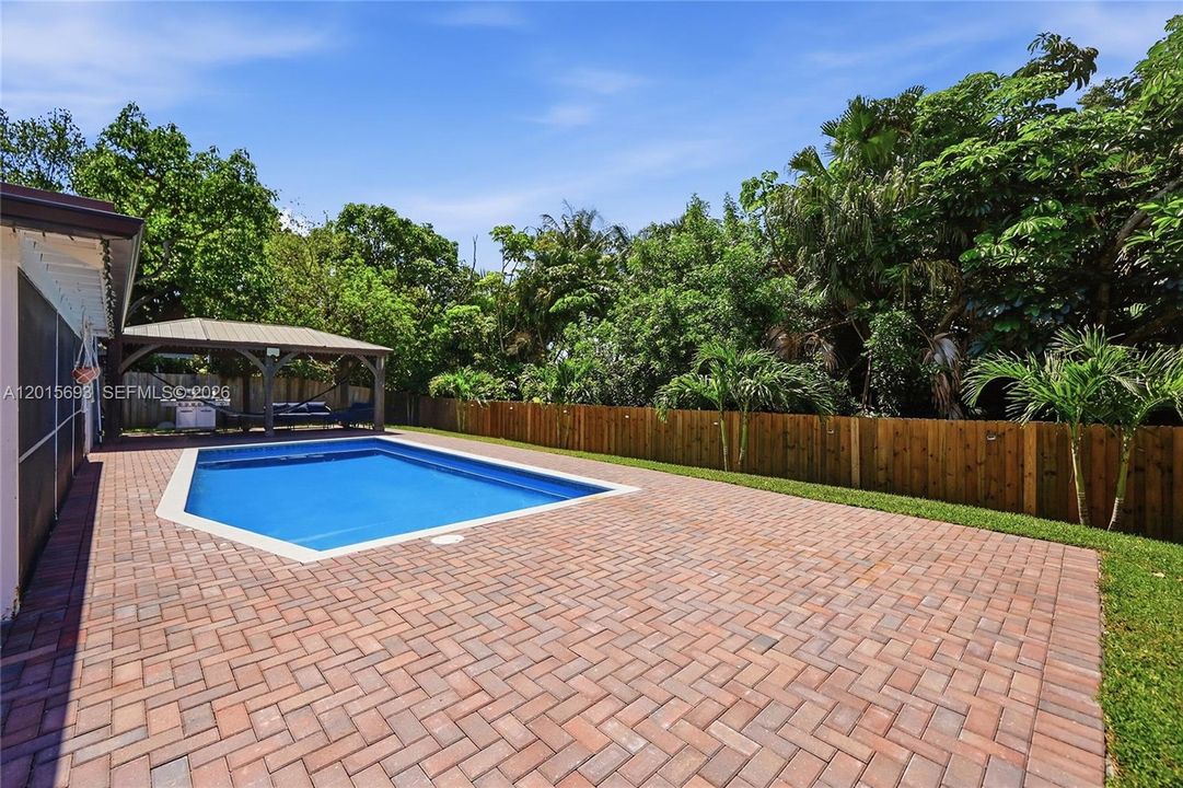 For Sale: $650,000 (3 beds, 2 baths, 1377 Square Feet)