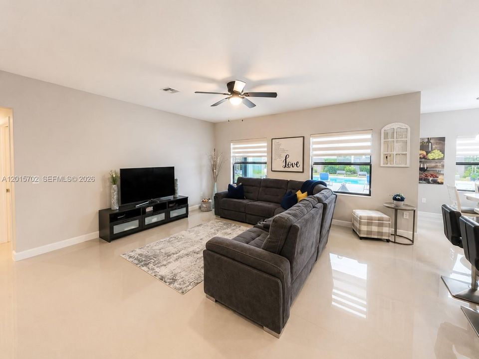 En Venta: $1,148,000 (4 camas, 3 baños, 2804 Pies cuadrados)