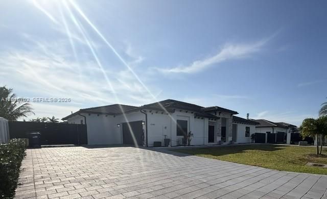 En Venta: $1,148,000 (4 camas, 3 baños, 2804 Pies cuadrados)