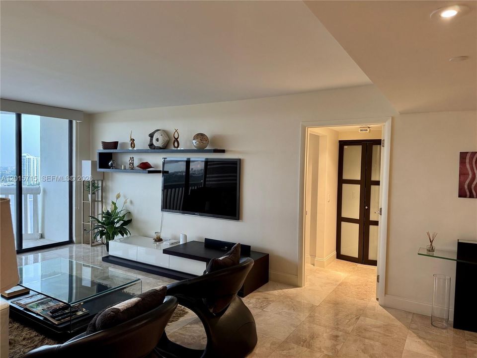 Activo con contrato: $4,950 (2 camas, 2 baños, 1350 Pies cuadrados)