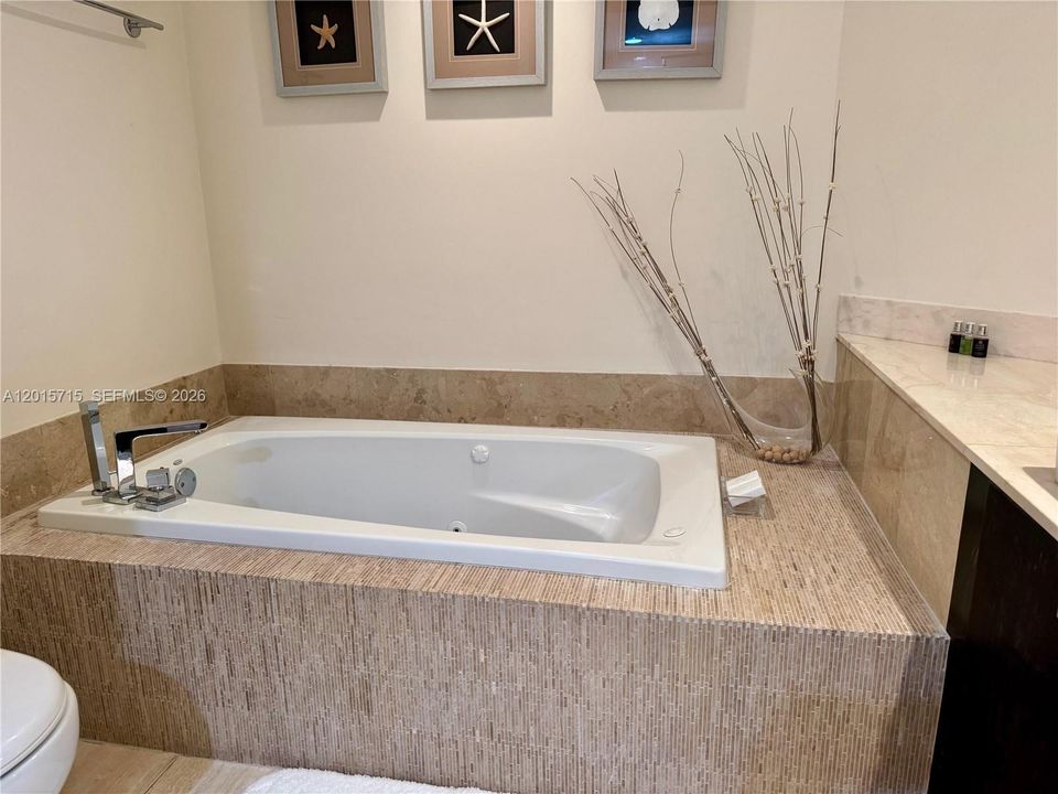 Activo con contrato: $4,950 (2 camas, 2 baños, 1350 Pies cuadrados)