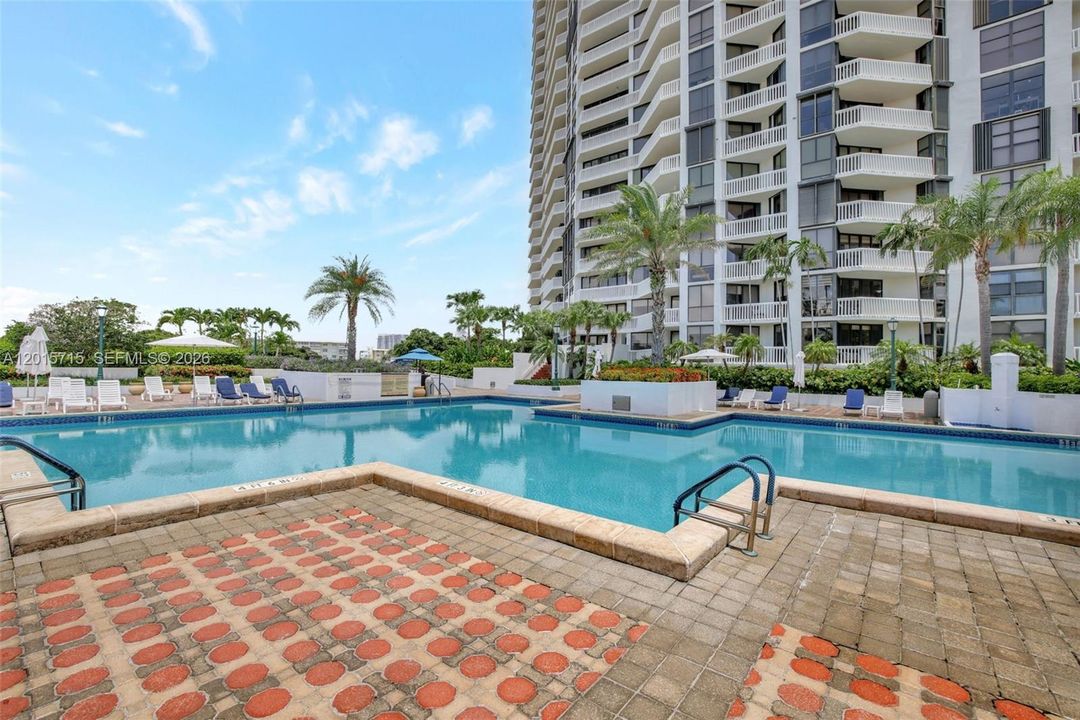 Activo con contrato: $4,950 (2 camas, 2 baños, 1350 Pies cuadrados)