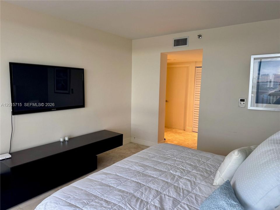 Activo con contrato: $4,950 (2 camas, 2 baños, 1350 Pies cuadrados)