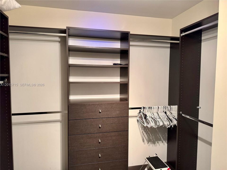 Activo con contrato: $4,950 (2 camas, 2 baños, 1350 Pies cuadrados)