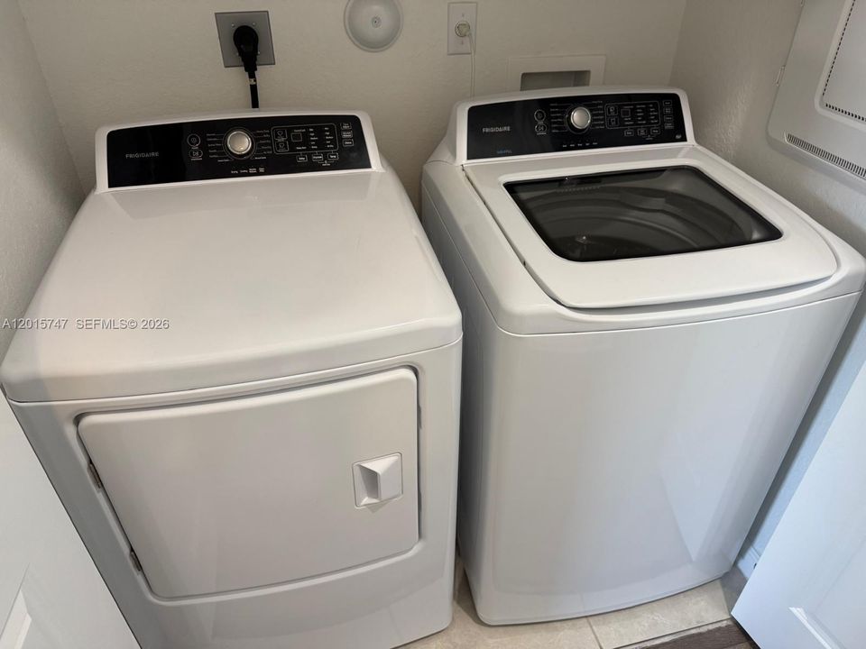 Activo con contrato: $2,500 (3 camas, 2 baños, 1442 Pies cuadrados)
