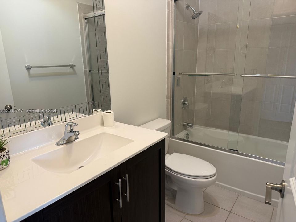 Activo con contrato: $2,500 (3 camas, 2 baños, 1442 Pies cuadrados)