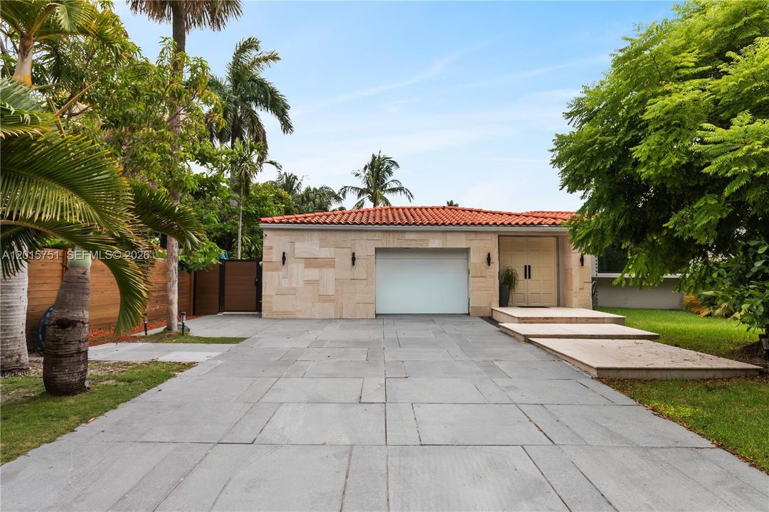 For Rent: $25,000 (5 beds, 5 baths, 3600 Square Feet)