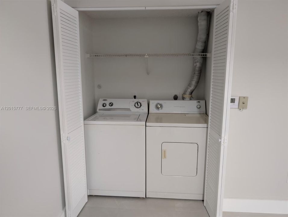 Activo con contrato: $2,300 (2 camas, 1 baños, 884 Pies cuadrados)