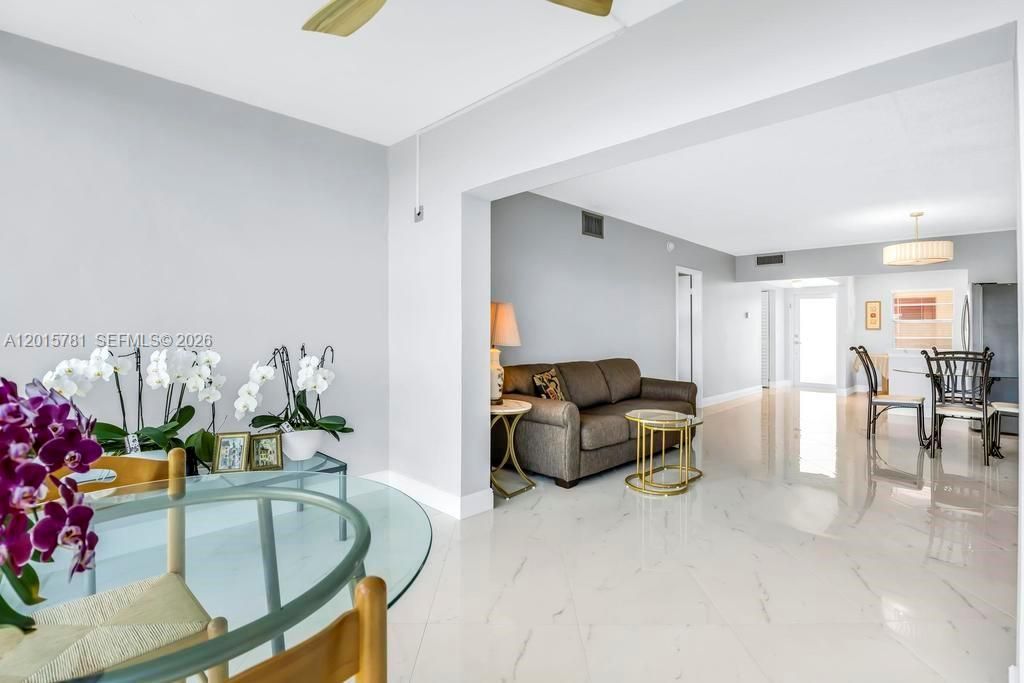 Activo con contrato: $110,000 (1 camas, 1 baños, 775 Pies cuadrados)