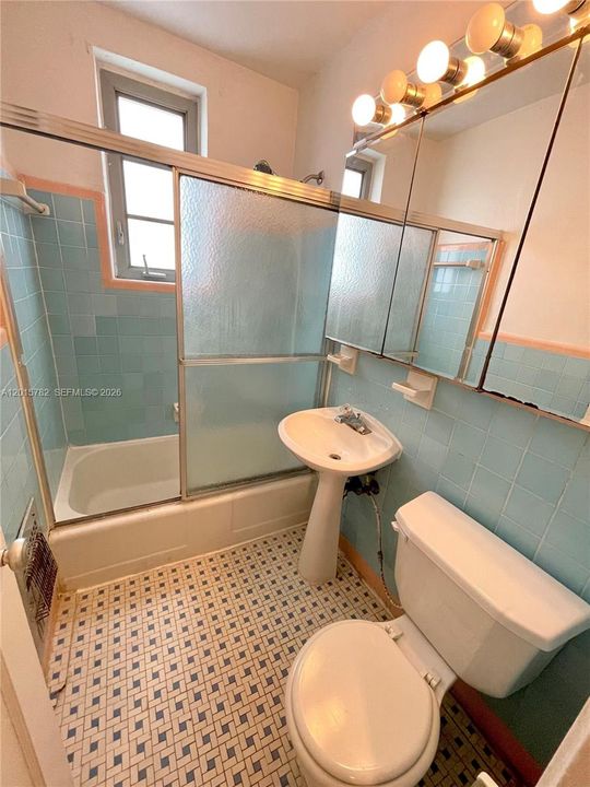 For Rent: $1,600 (0 beds, 1 baths, 325 Square Feet)