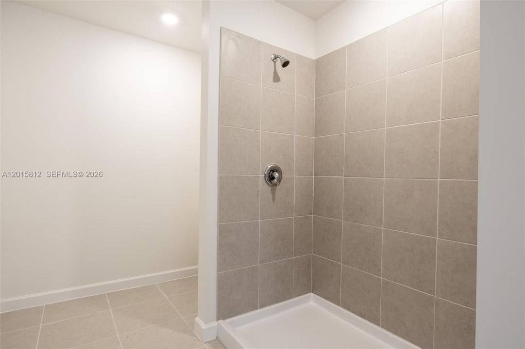 En Renta: $4,600 (4 camas, 3 baños, 2400 Pies cuadrados)