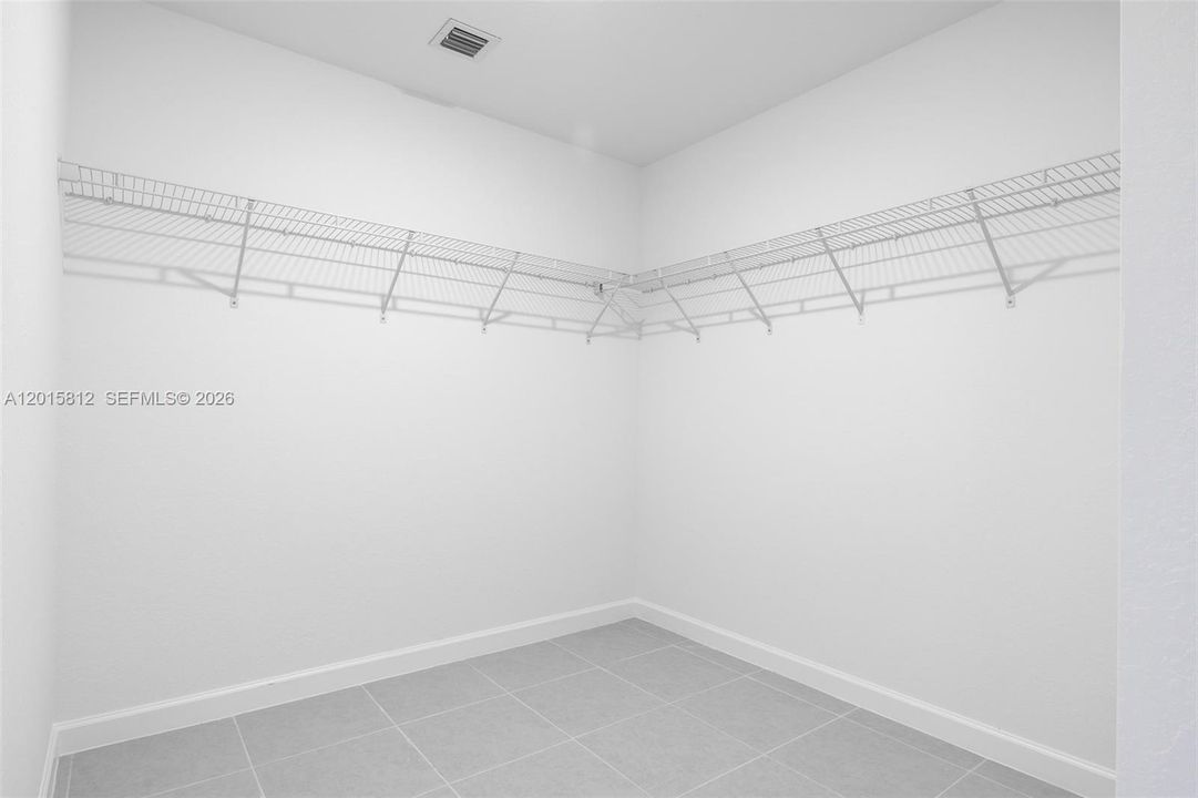 En Renta: $4,600 (4 camas, 3 baños, 2400 Pies cuadrados)