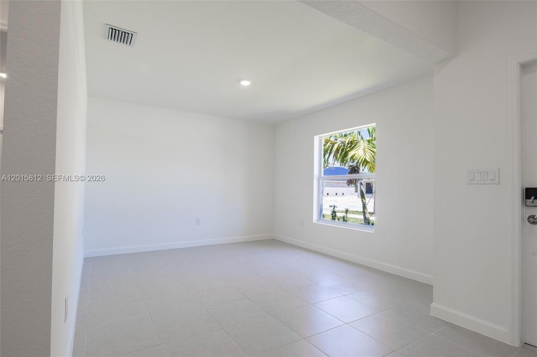 En Renta: $4,600 (4 camas, 3 baños, 2400 Pies cuadrados)