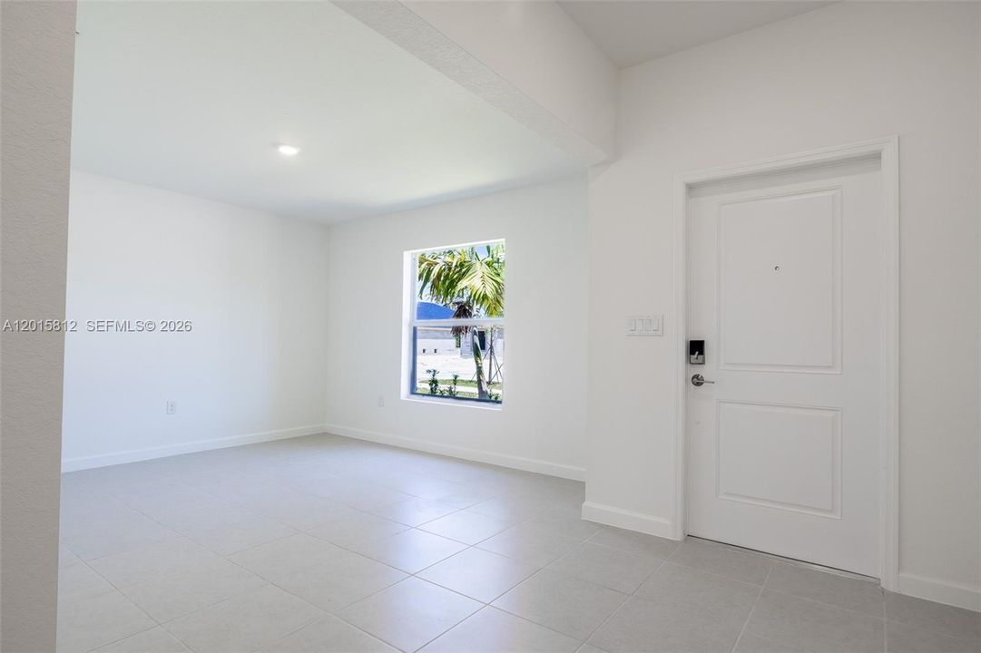 En Renta: $4,600 (4 camas, 3 baños, 2400 Pies cuadrados)