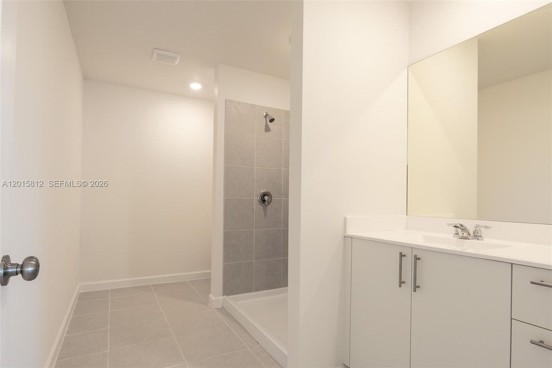 En Renta: $4,600 (4 camas, 3 baños, 2400 Pies cuadrados)