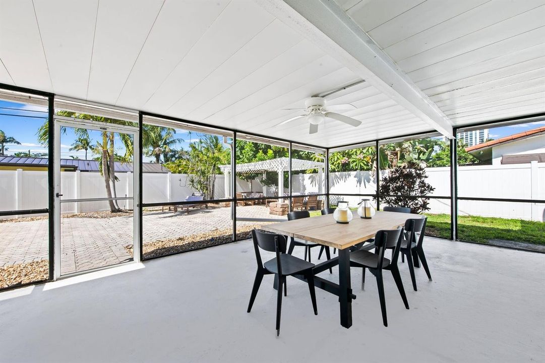 1985 Screened Patio