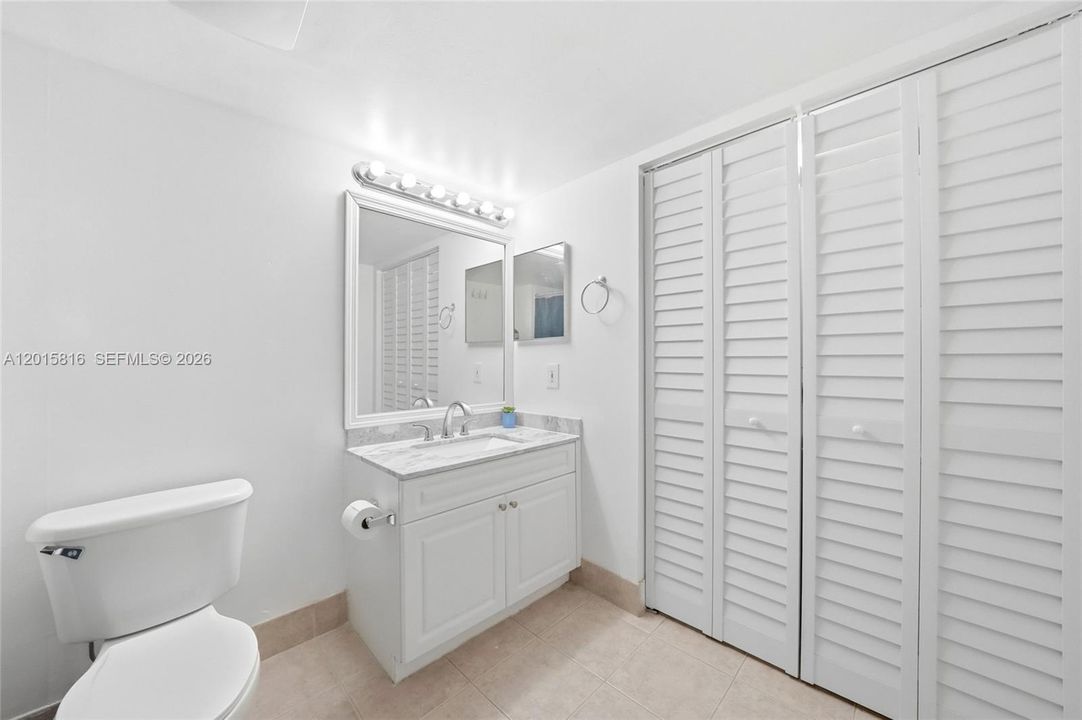 For Sale: $299,000 (1 beds, 1 baths, 894 Square Feet)