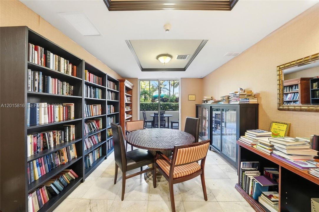 For Sale: $299,000 (1 beds, 1 baths, 894 Square Feet)