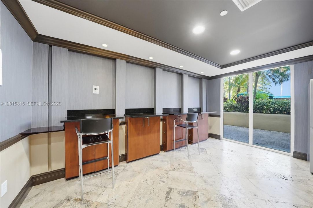 For Sale: $299,000 (1 beds, 1 baths, 894 Square Feet)