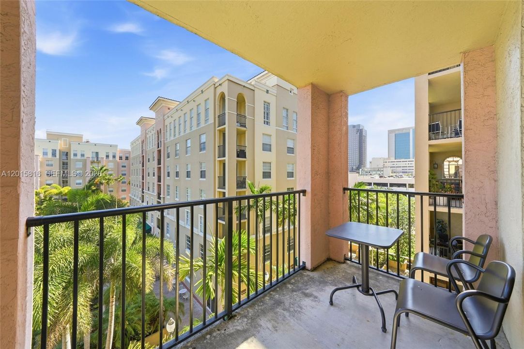 For Sale: $299,000 (1 beds, 1 baths, 894 Square Feet)