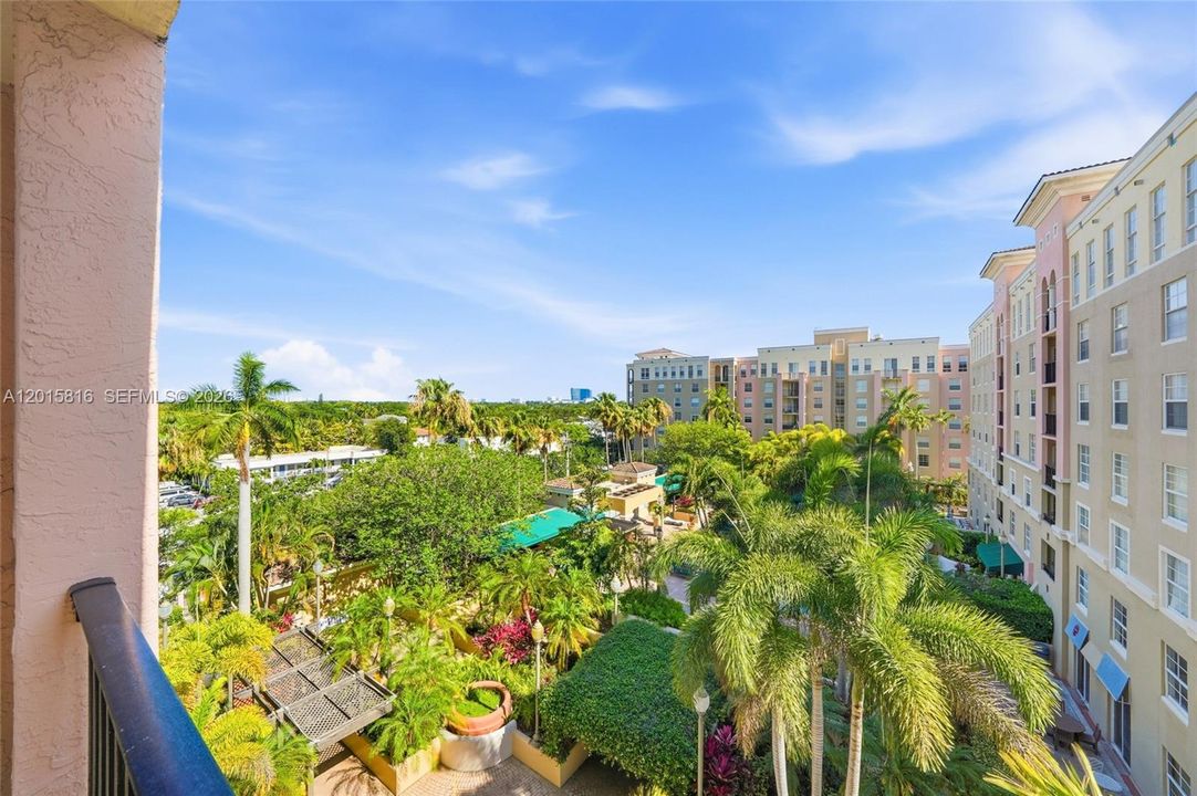 For Sale: $299,000 (1 beds, 1 baths, 894 Square Feet)