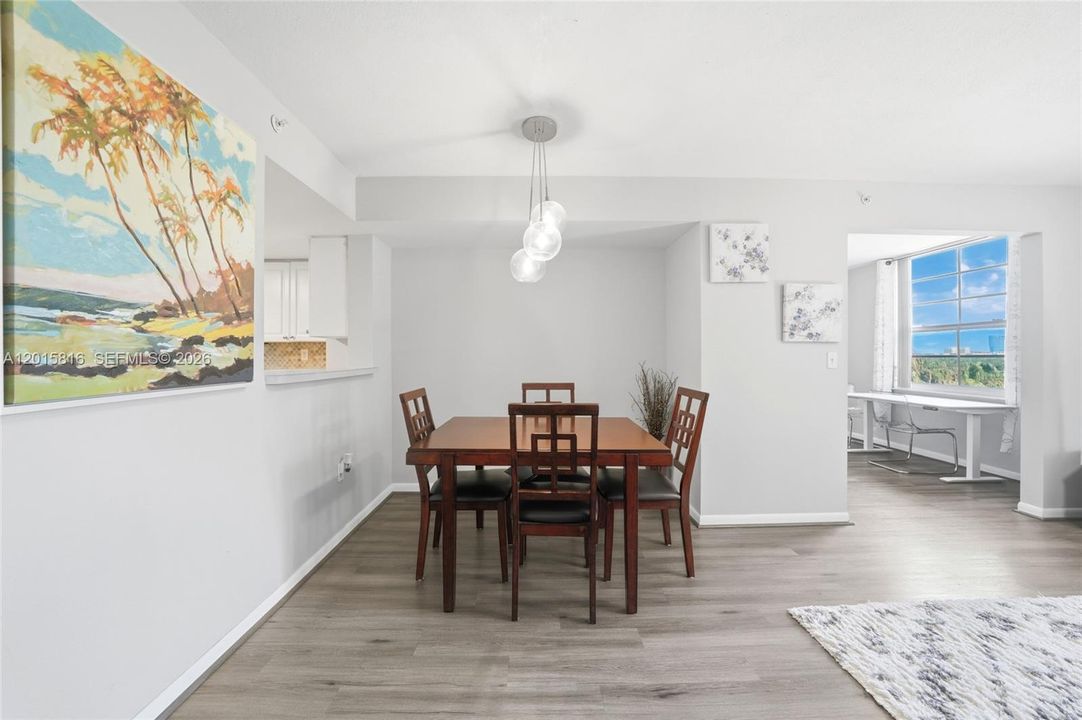 For Sale: $299,000 (1 beds, 1 baths, 894 Square Feet)