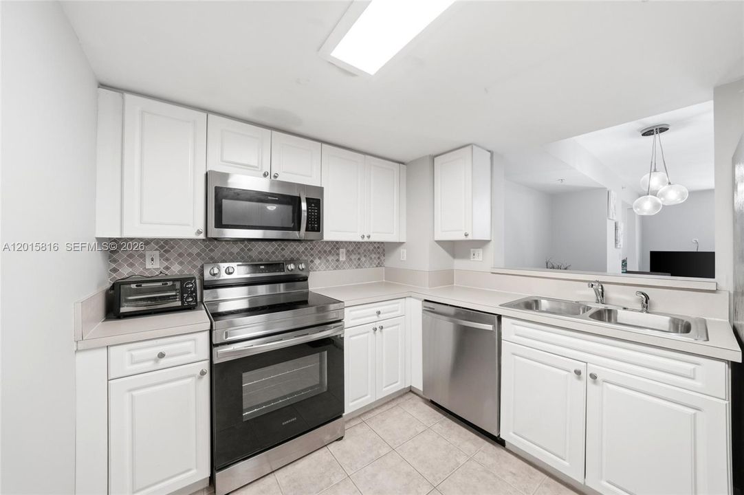 For Sale: $299,000 (1 beds, 1 baths, 894 Square Feet)