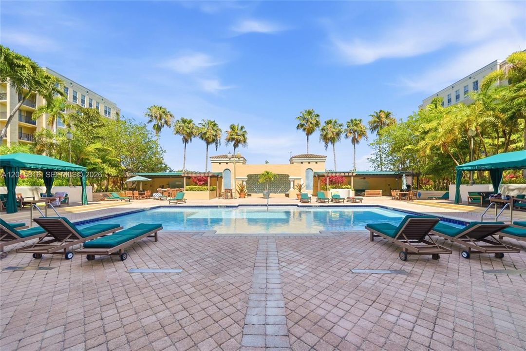 For Sale: $299,000 (1 beds, 1 baths, 894 Square Feet)