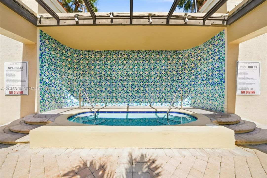 For Sale: $299,000 (1 beds, 1 baths, 894 Square Feet)