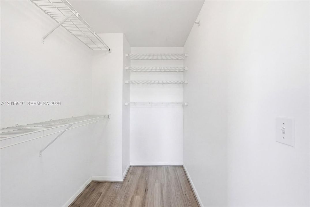 For Sale: $299,000 (1 beds, 1 baths, 894 Square Feet)
