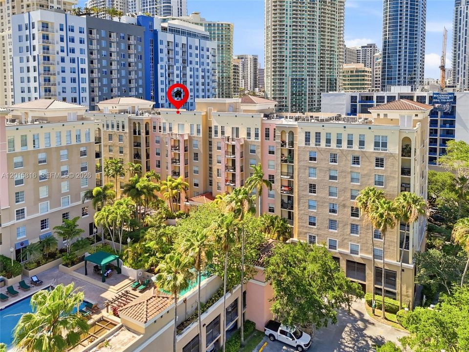 For Sale: $299,000 (1 beds, 1 baths, 894 Square Feet)