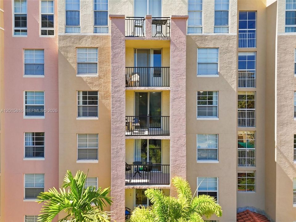 For Sale: $299,000 (1 beds, 1 baths, 894 Square Feet)