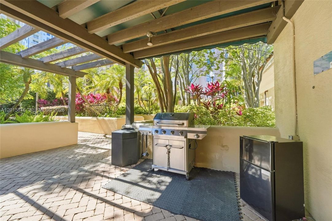 For Sale: $299,000 (1 beds, 1 baths, 894 Square Feet)