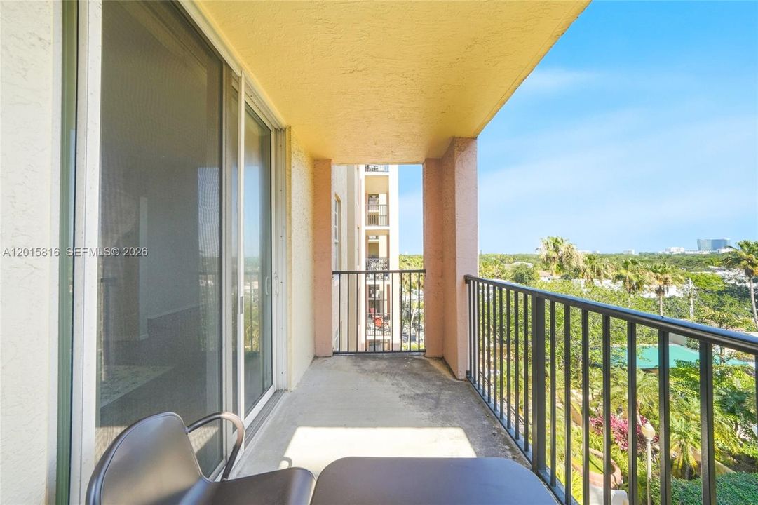 For Sale: $299,000 (1 beds, 1 baths, 894 Square Feet)