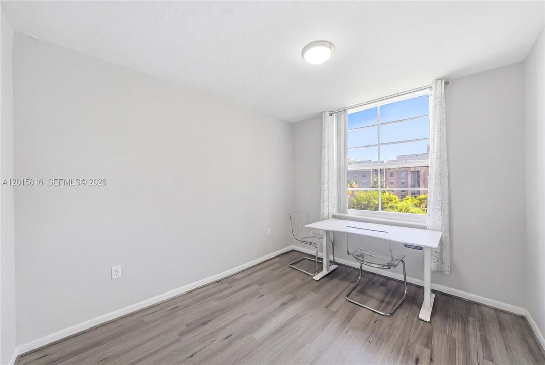 For Sale: $299,000 (1 beds, 1 baths, 894 Square Feet)