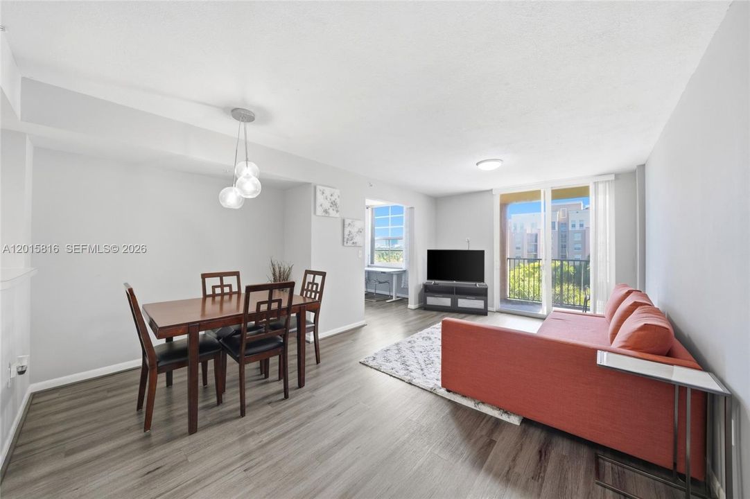 For Sale: $299,000 (1 beds, 1 baths, 894 Square Feet)