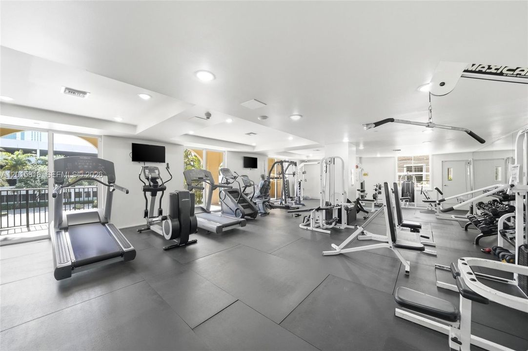 For Sale: $299,000 (1 beds, 1 baths, 894 Square Feet)