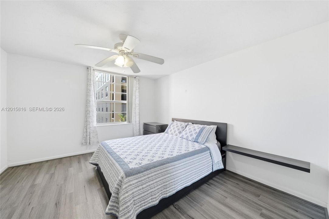 For Sale: $299,000 (1 beds, 1 baths, 894 Square Feet)