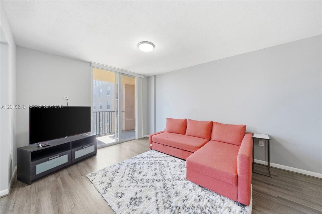 For Sale: $299,000 (1 beds, 1 baths, 894 Square Feet)